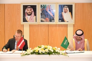 السعودية ..  وزير المالية يوقع اتفاقية لتجنب الازدواج الضريبي مع وزير خارجية لاتفيا