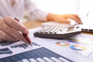 الفرق بين التكاليف المباشرة والتكاليف المتغيرة