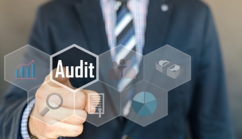 القضاء على التحيزات التي تُهدِد جودة عملية المراجعة